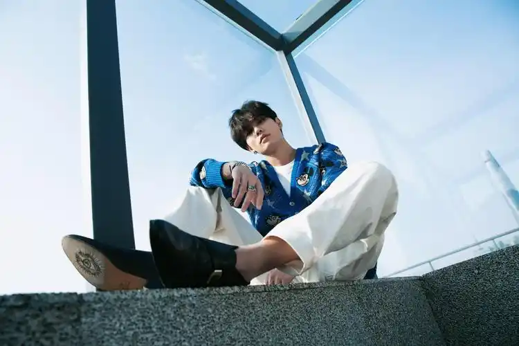 林彦俊蓝色米奇开衫文艺范写真