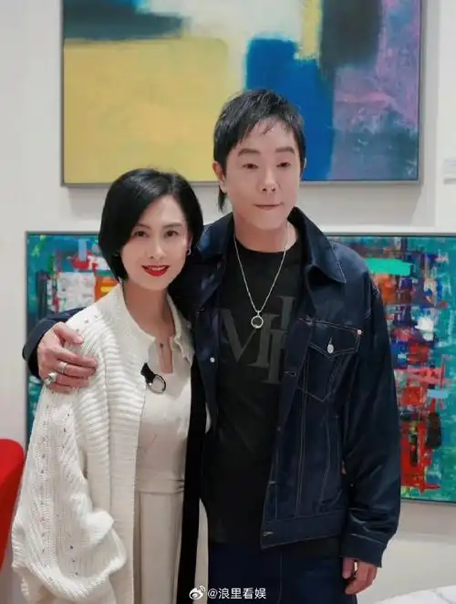朱茵黄贯中一家三口罕见同框##何超仪拄拐带老公亮相黄贯中画展
