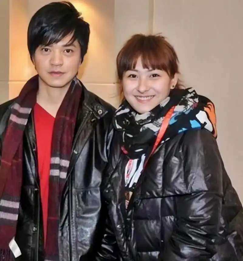 一次节目,主持人问李健:"你基因这么好,为什么结婚20年还不要孩子?