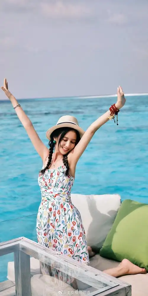 佟丽娅穿黑色泳裤冲浪俏皮甜美