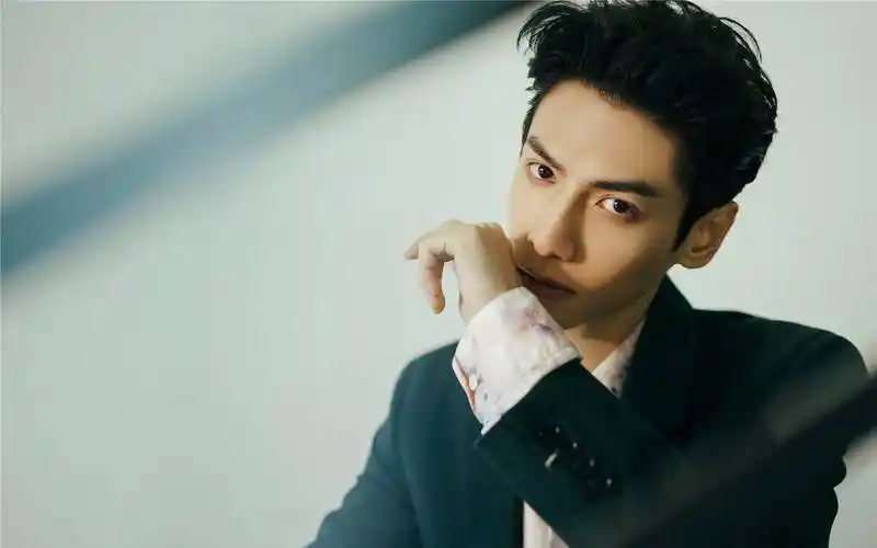 高清四川省成都男演员罗云熙森林绿西装帅气图片桌面壁纸图片大全