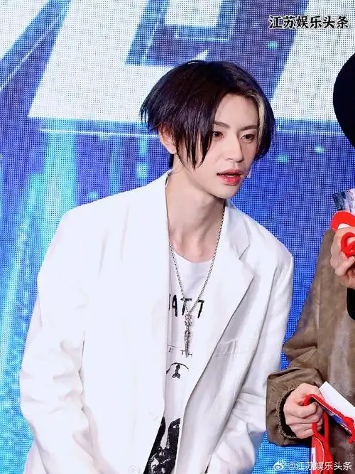 乖巧和腼腆戳图来看帅气的小鬼吧#周深南京##刘宇宁南京##王琳凯南京