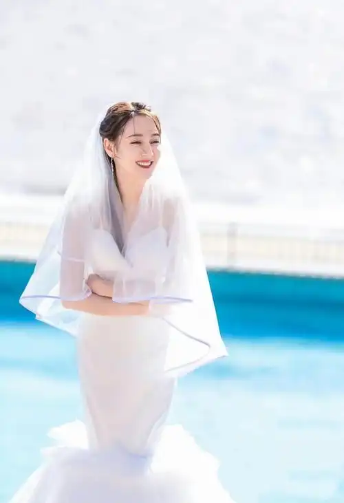 迪丽热巴性感高级,毛晓彤美成复古画报女郎