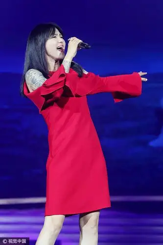 谭维维济南亮嗓震撼全场 一袭红裙露花臂展野性魅力