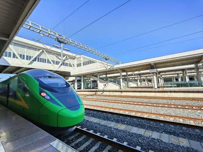 绿色的动车头还挺好看的