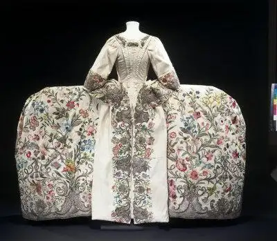 18世纪早期曼图亚mantua宫廷礼服作为洛可可服饰风格的典型,是贵族在