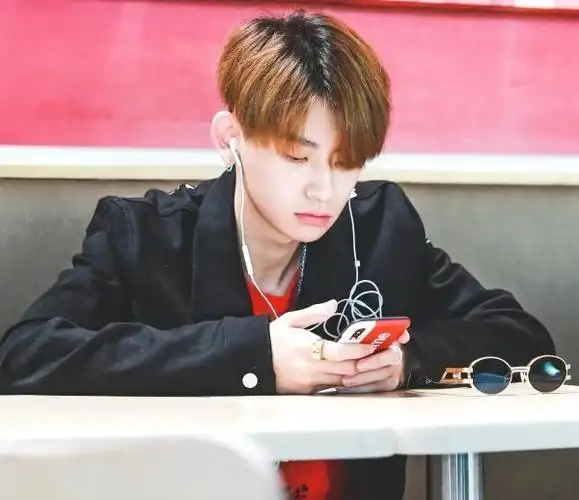 小鬼现身机场,"中分造型"酷似justin,粉丝:怀念脏辫