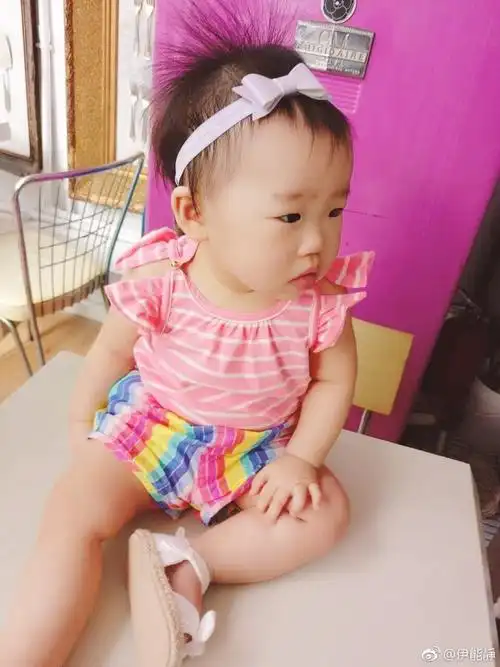 article>伊能静参与慈善设计围兜 小米粒戴上粉嫩可爱 /article>