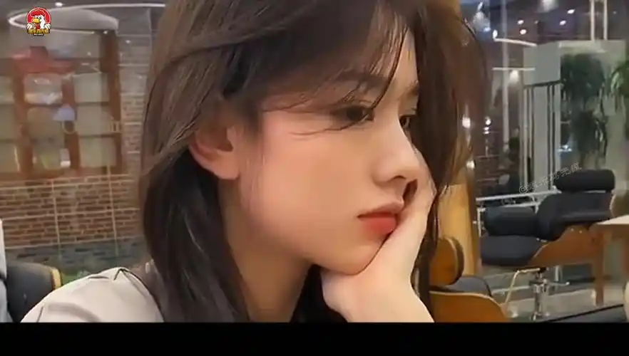 抖音目前最火的2位女网红,论颜值孙一宁和兔子牙谁更美呢?