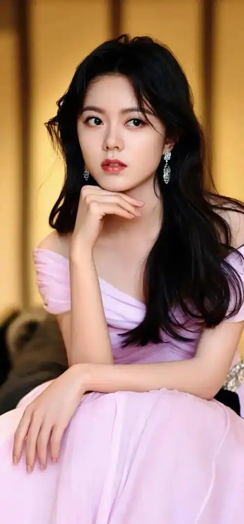 赵今麦,一个让人心生怜爱的小美女,她的美丽和魅力是无法用言语来形容