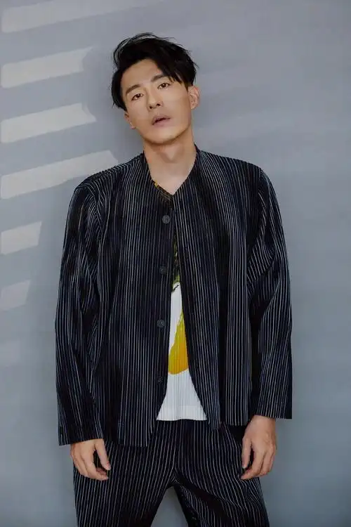 孙艺洲条纹套装雅痞范写真图片