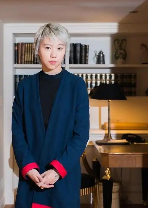 王菲女儿窦靖童又换新发型,23岁留扫把头,网友:前卫得无法理解|短发