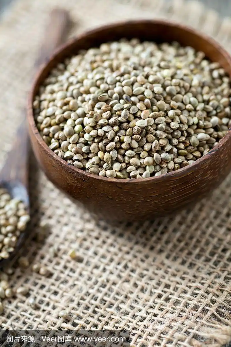 麻种子在木质表面
