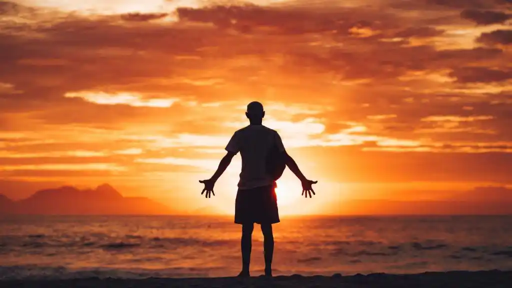 男人拥抱夕阳的背影,高清图片,免费下载 - 绘艺素材网