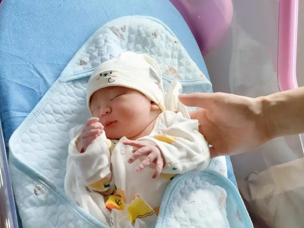 她是我的命.#这是我的小baby啊 #刚刚出生的小宝宝 #喜 - 抖音