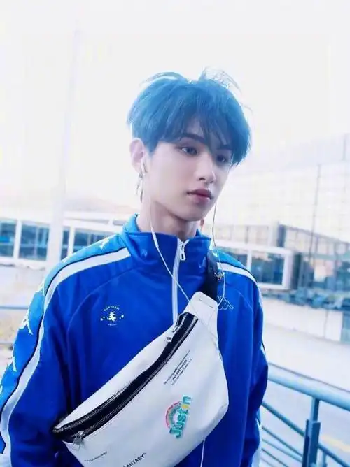 男明星蓝发造型看到杨洋一眼万年