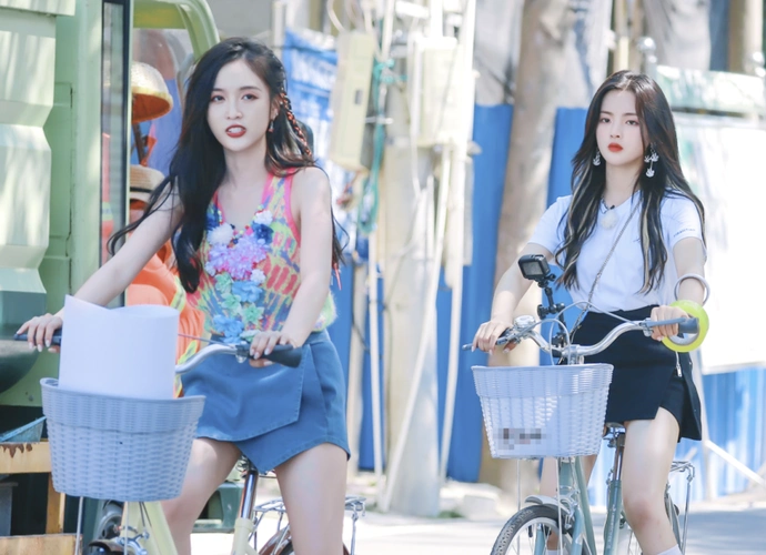 杨超越穿半筒袜录节目同框腿精吴宣仪腿型对比我没看错吧