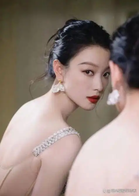 在时尚界的璀璨星空中,倪妮的光芒愈发耀眼,近期的一次时尚活动中,她