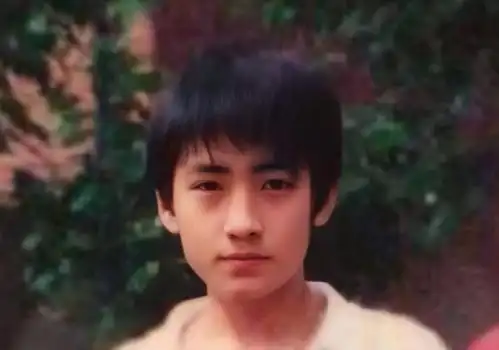 朱一龙大量童年照被扒,才知长得太帅也是错,初中照迷倒万千少女