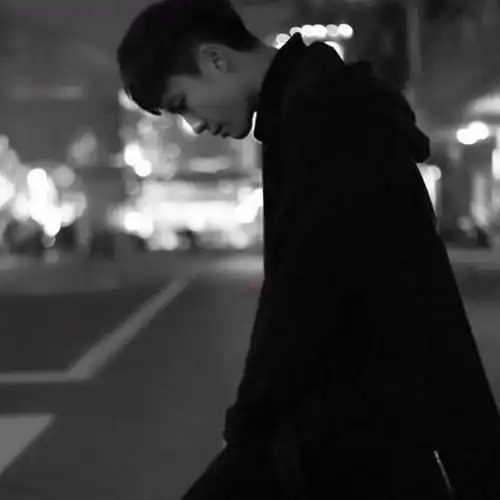 低头黑白伤感男生头像图片