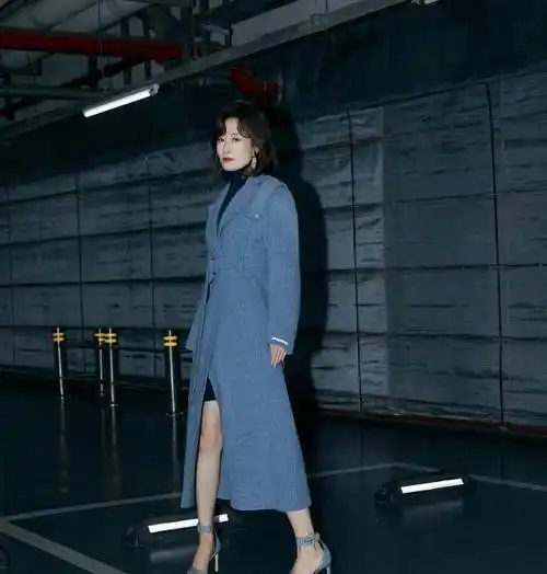 女人40后别刻意装美,学刘敏涛这样穿,减龄又有气质!_造型_时尚_低调