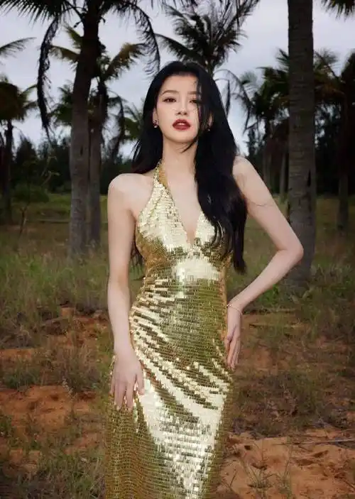 孙怡身着鎏金亮片礼裙大秀美背,优雅高贵令人惊艳!_气质_照片_自然