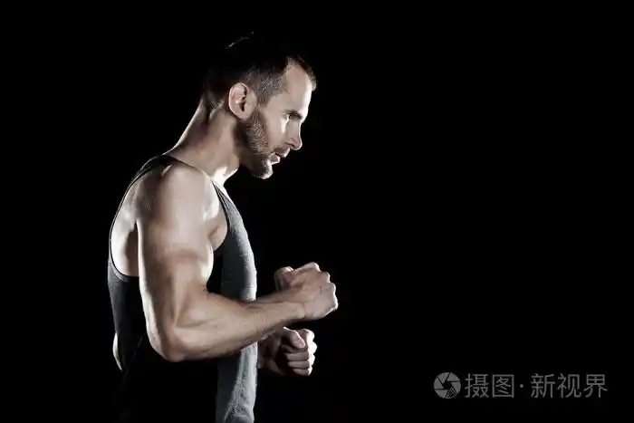 肌肉男,扣手拳, 黑色背景, 文本右边的地方