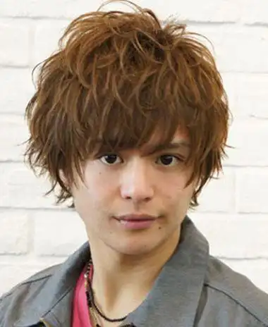 圆脸男生深棕褐色短 烫发发型