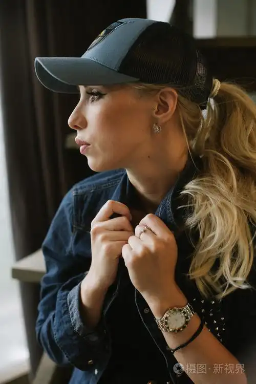 戴着棒球帽的金发女孩