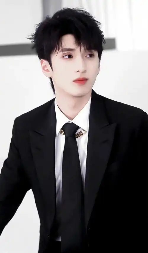 "哇,刘耀文,那个穿西装的人是.