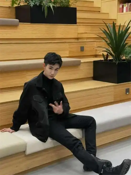 荣梓杉18岁新星崛起:身高182cm,闪耀娱乐圈,斩获新星桂冠!