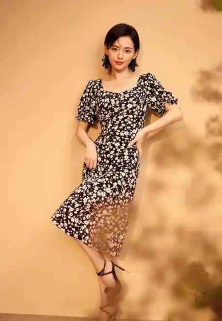 张嘉倪的气质让人不得不服,穿黑色旗袍古典大气,表情还很冷艳_造型