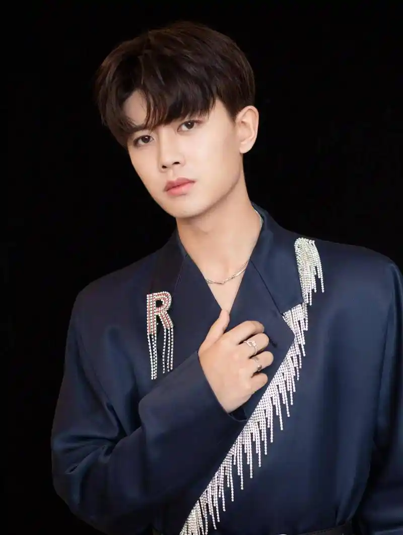 当红男星任嘉伦写真合集阳光帅气绅士风度