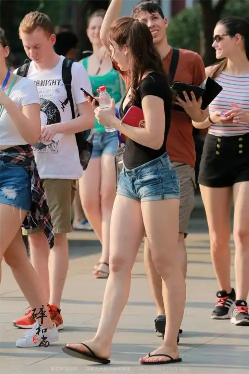 紧绷的短小热裤,饱满凸三角老外【15p】_街拍热裤_短裤_【精品街拍】
