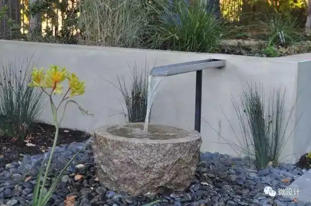 一处小水景 足以让心中繁花似锦 于庭院处 造个小水景 泉眼无声惜细流