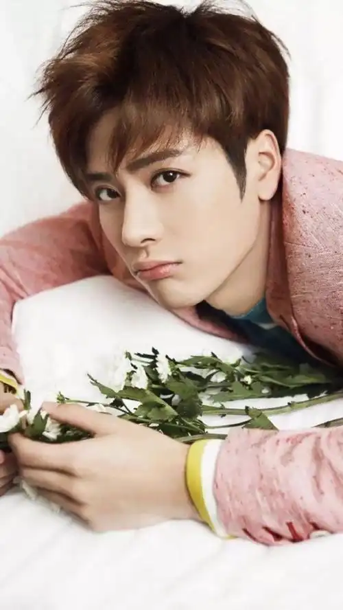 奶油小生王嘉尔帅气阳光时尚写真