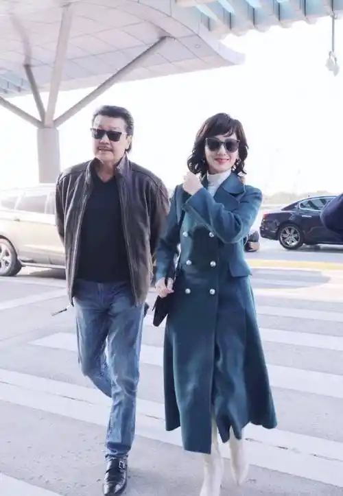 赵雅芝又穿大衣走机场,1万8墨镜遮不住脸上皱纹,奶奶也不年轻了_黄锦