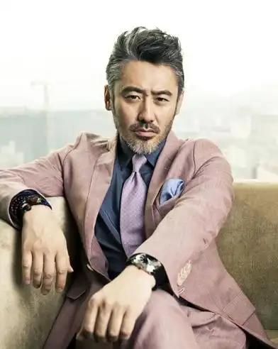 吴秀波一直低调地活动在影视圈呢,影视圈内的实力派,蓄胡形象更是为