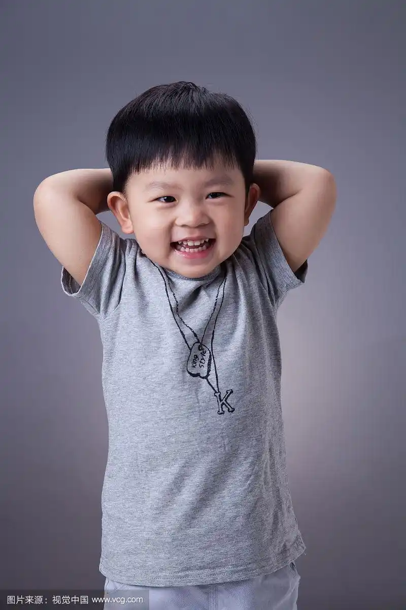 一个中国小男孩