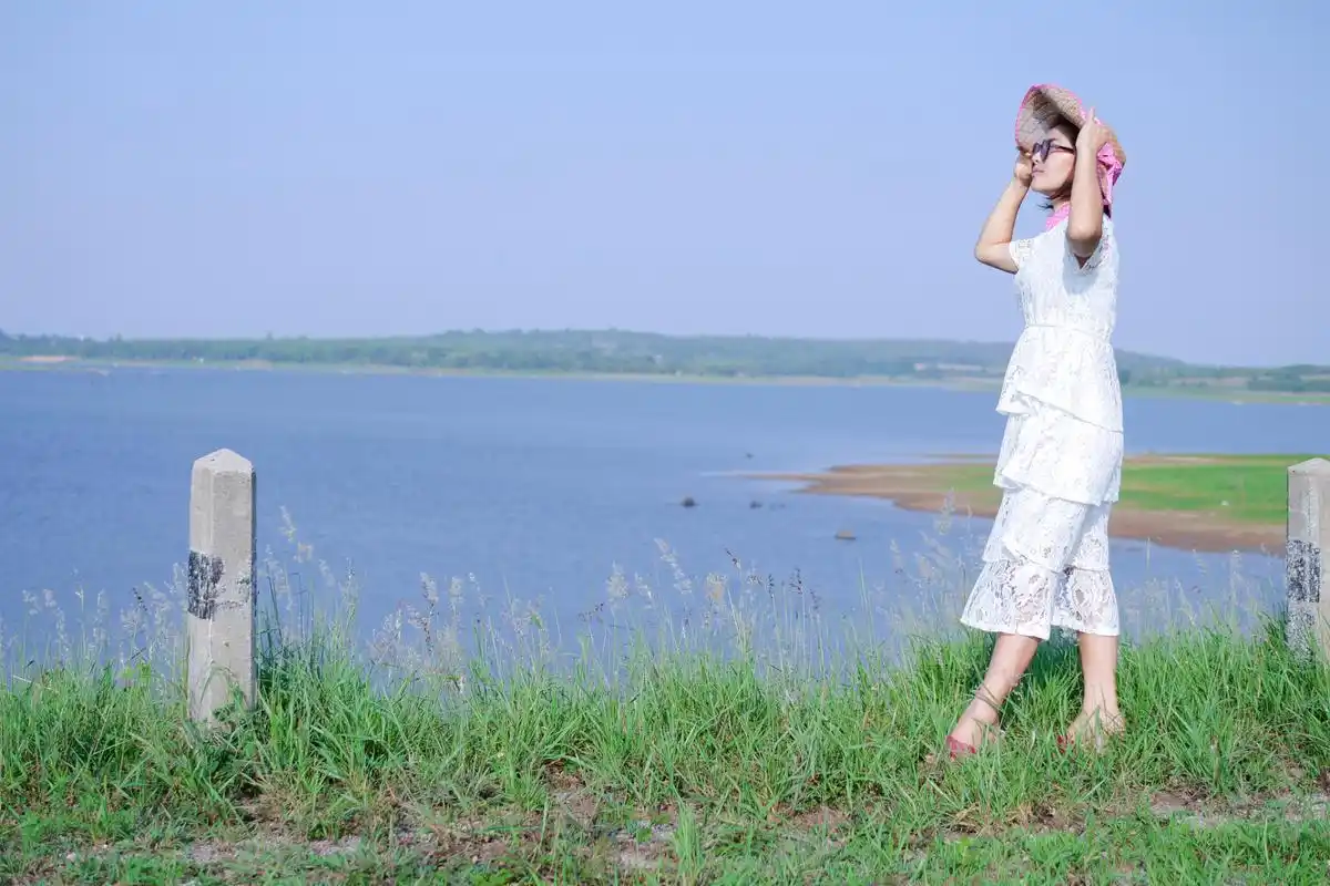 [围观]在秀丽的山峦与清澈的湖泊之间,一位白衣女子静静地站立着,她的