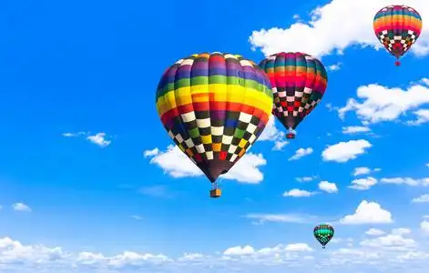 热空气气球美丽多彩飞翔在辽阔天空景观照片