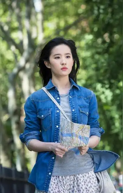 早年经历刘亦菲童年照刘亦菲原名为安风,小名为茜茜(读 xīxī).