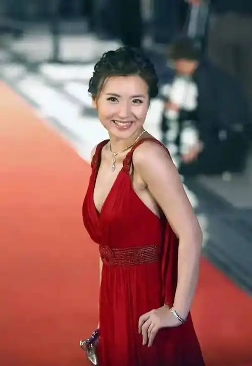 陈好不愧是万人迷深v红裙凹凸饱满露出美背更迷人