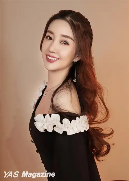 陈欣予时尚写真曝光百变吸睛诠释今夏时尚新法则