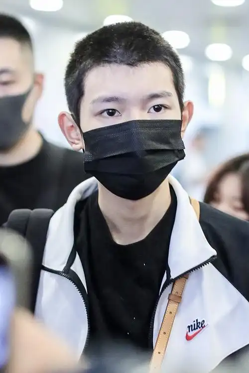 新发型超刚王源超短寸头a爆了出发前往伯克利上大学