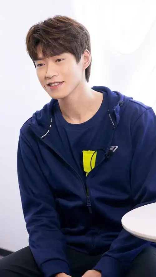 影视演员魏大勋,综艺感十足,风趣幽默,人见人爱,来看帅照吧