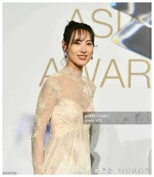 梁洛施白色长裙亮相亚洲电影节,网友:美貌和魅力依旧不减当年