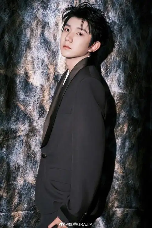 王##微博之夜#@tfboys-王源身着valentino ss23黑色西装亮相微博之夜