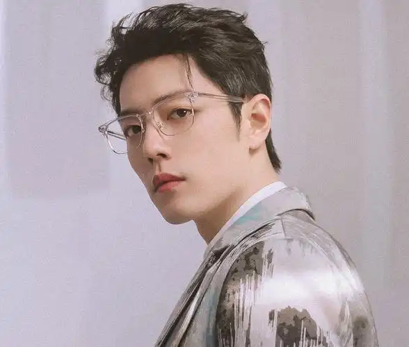 肖战怼脸镜头曝出戴眼镜拍大片更有感90后顶流已全面归来