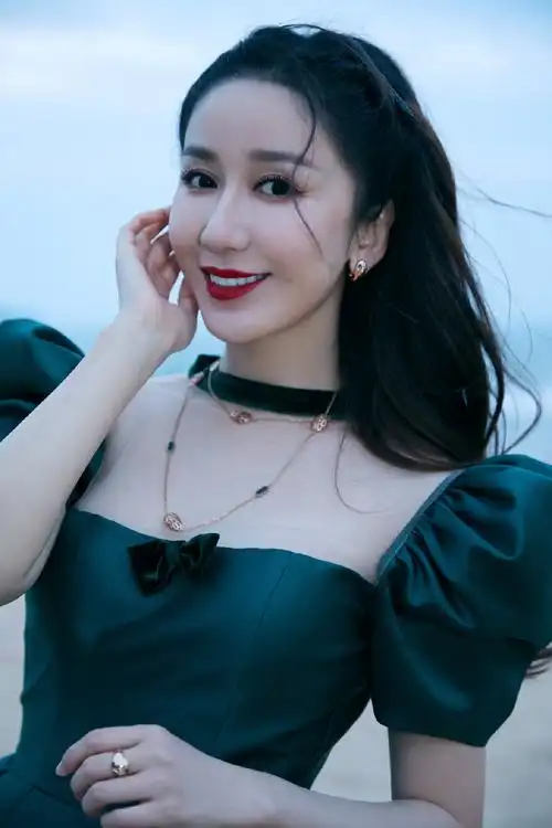 娄艺潇墨绿花苞裙性感写真图片110